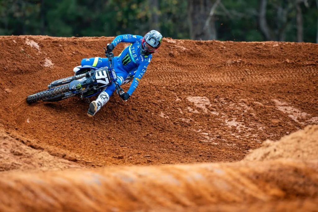 Cole Davies zeigt seine neue Startnummer beim Star Racing Yamaha Teamshooting