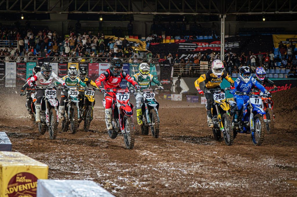 Die India Supercross Racing League startet in Hyderabad das zweite Rennen der Sasion. Mit dabei Nico Koch (#260).