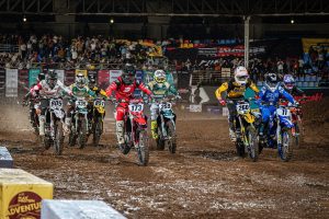 Die India Supercross Racing League startet in Hyderabad das zweite Rennen der Sasion. Mit dabei Nico Koch (#260).