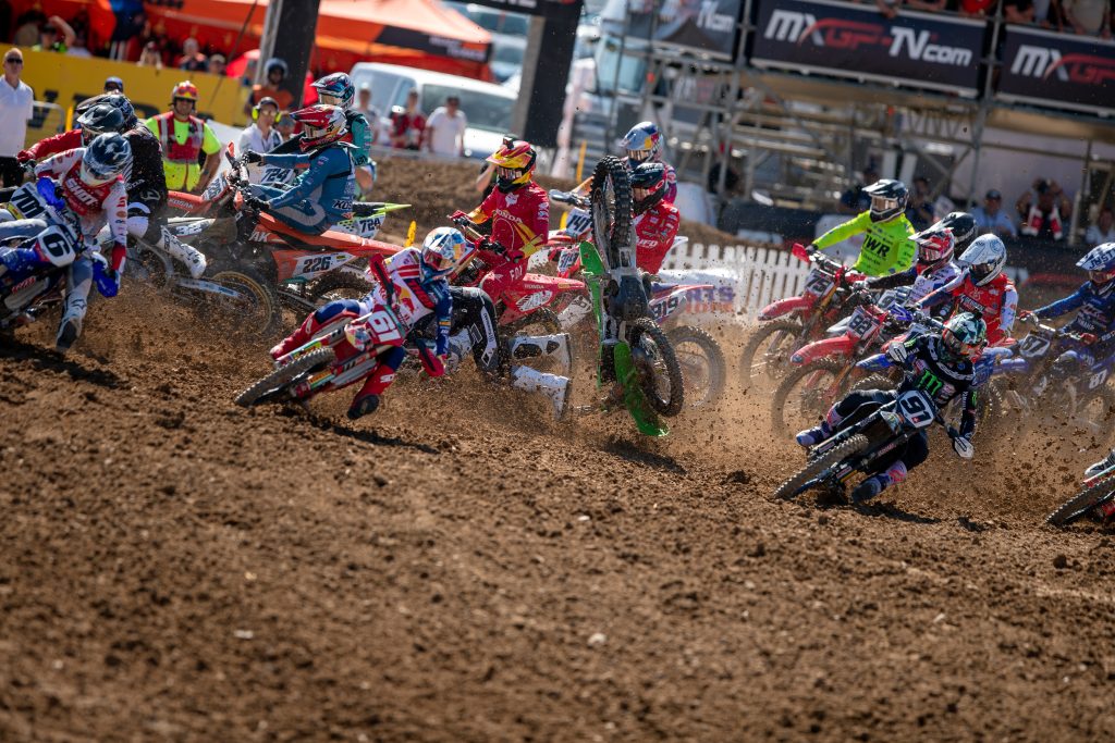 Ein Sturz beim Start eines Motocross-Rennens.