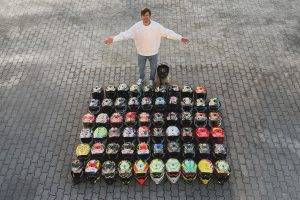 Jeremy Seewer zeigt seine Shoei Heme der letzten Jahre