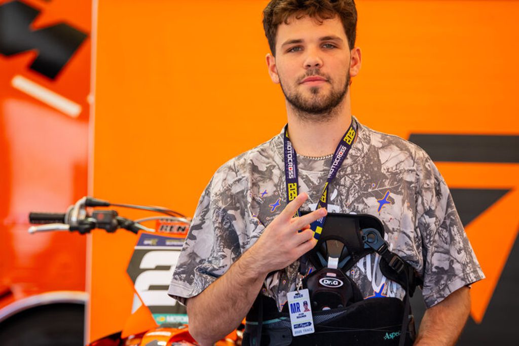 Julien Beaumer mit dem Korsett was er nur noch zur Sicherheit trägt