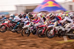 Starts beim Motocross sind nicht nur spannend, sondern aufgrund erhöhtem Lärm bei Umweltschützern ein Ärgernis.
