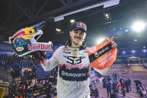 Billy Bolt hält auch nach der zweiten SuperEnduro Runde in Riesa das begehrte Red Plate in der Hand.