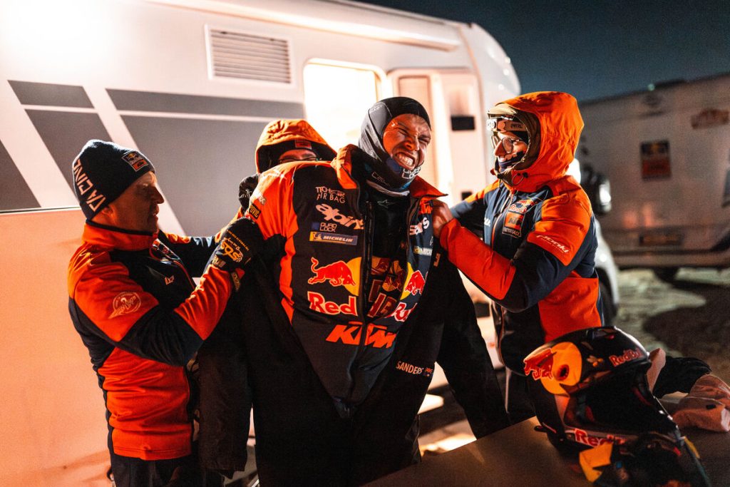 Daniel Sanders mit schmerzverzerrtem Gesicht nachdem er sich das Schlüsselbein gebrochen hat.