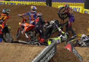 Jason Anderson, Eli Tomac, Justin Hill und Ken Roczen kamen dem gestürzten Austin Forkner zu Hilfe