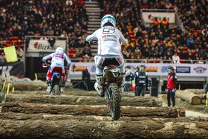 Milan Schmüser verletzt sich offenbar beim ersten Training der SuperEnduro Weltmeisterschaft in Belgrad.