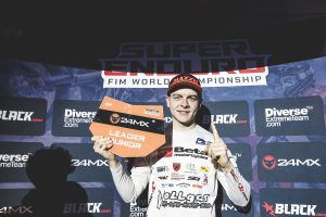 Milan Schmüser hält auch weiterhin das Leaderboard der SuperEnduro Junioren-WM fest in seiner Hand / Foto: Sport UP Agency