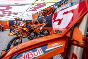 Die KTM von Lucas Coenen ist in der Schweiz mit dem Red Plate am Start