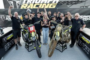 Camden McLellan und das Triumph Team feiern in Almonte ihrern ersten Grand Prix Sieg