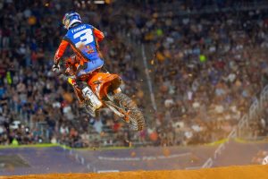 Eli Tomac holt sich das Red Plate nach dem Detroit Supercross