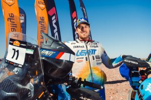 Kevin Gallas steht zusammen mit Teamkollege Gautier Paulin in Marokko auf dem Podium