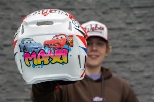 Max Eppelmann zeigt stolz seinem neuen Helm.
