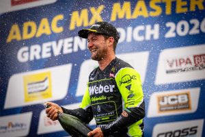 Max Nagl genießt die Champagnerdusche nach seinem Sieg beim ADAC MX Masters in Grevenbroich