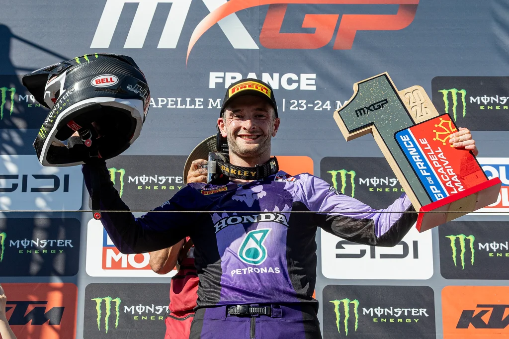 Jeffrey Herlings feiert in LaCapelle Marival MXGP Saisosnsieg Nummer 3