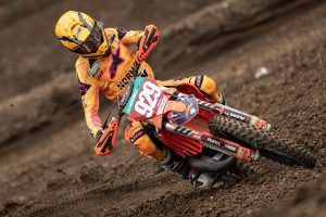 Moritz Ernecker gewinnt ersten Lauf der EMX125 in Lacapell Marival