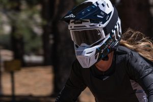 Der Cardo Venture basiert auf dem Leatt Moto 8.5 Helm.webp