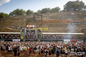 Zahlreiche Zuschauer feierten mit den Siegern des MXGP of Italy in Montevarchi