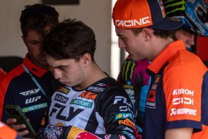 Sacha Coenen (links) und sein Bruder Lucas in der Videoanalyse vor dem Start