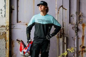Weber Werke muss seine Fahrershirts für die Cross Finals 2026 anpassen und das eigene Logo entfernen