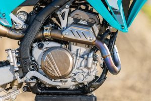 Der Loncin YK250 in der Kove MX250 R des Jahrgangs 2026
