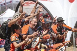 Manuel Lettenbichler feiert seinen 7. Romaniacs Sieg mit seinem Team