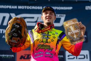 Stolz zeigt Francisco Garcia sein goldenes Plate für den Titelgewinn der EMX250 Saison 2026