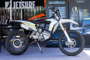 Die JETSURF Hybrid X verbindet Verbrennungs- und Elektromotor.