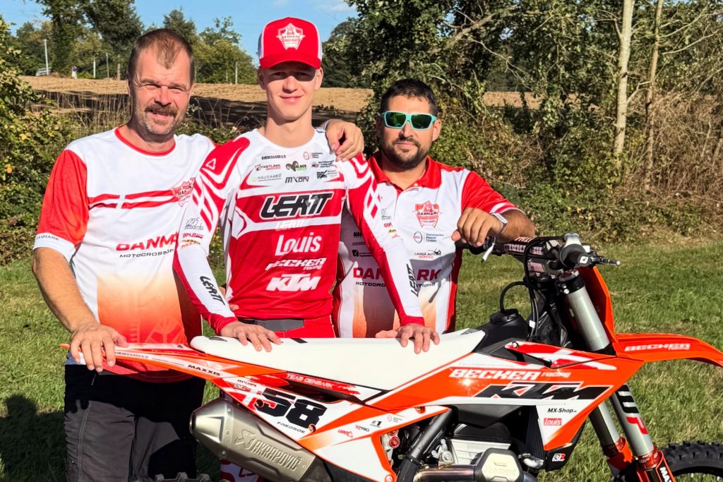 Mads Fredsøe mit seinem Vater (links) und seinem Mechaniker (rechts)